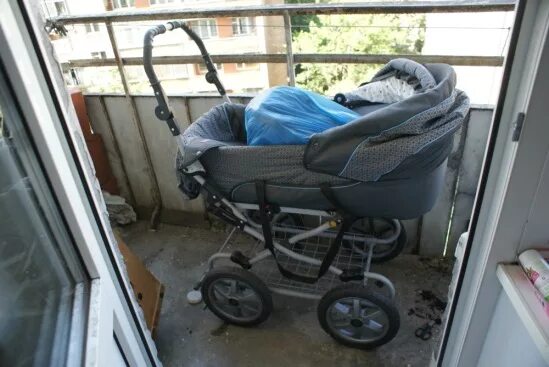Хранение колясок в подъезде. Лестничная клетка велосипеды. Можно ли хранить коляску на балконе. Где хранить коляску. Хранение коляски на балконе.