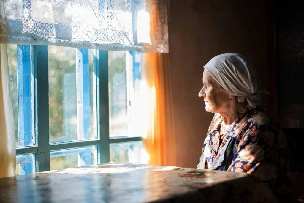 Мама сидит у окна. Бабушка у окна. Старушка у окна. Бабушка ждет у окна. Мать у окна.