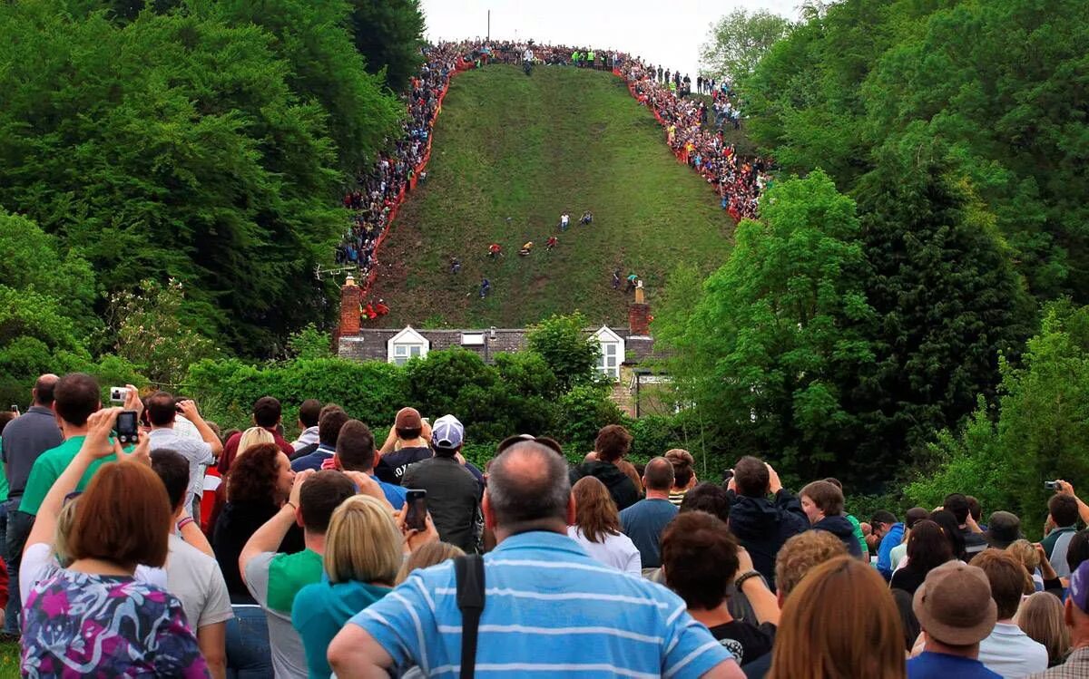 Спустился с холма. Cooper's Hill Cheese Rolling. Сырные гонки в Англии. Фестиваль сырная гонка в Англии. Гонка за сыром в Англии.