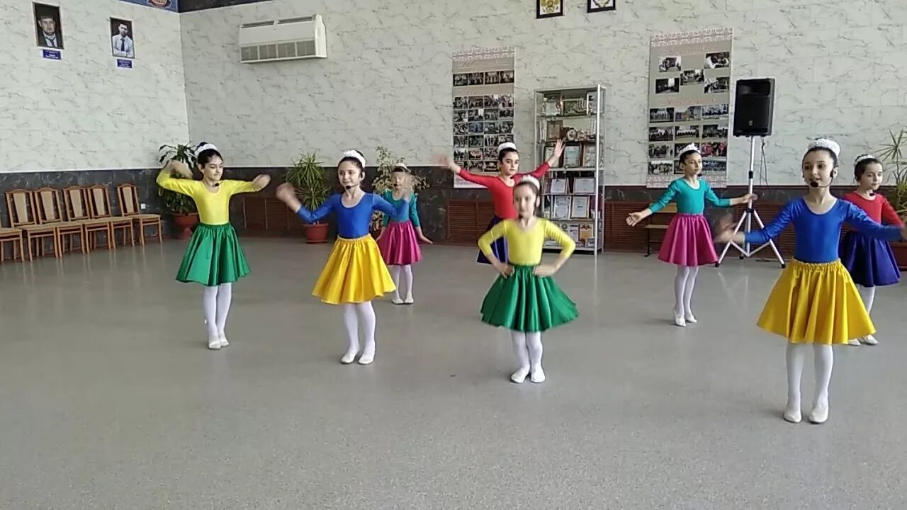 Танец губки бантиком в детском саду видео средняя группа. Танец губки бантиком в детском саду. Танец детки конфетки. Танец губки бантиком. Губки бантиком танец в детском саду для малышей.