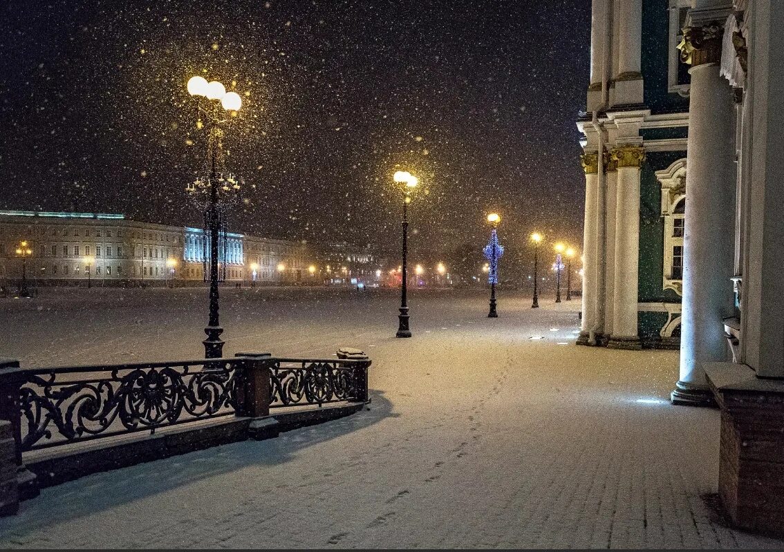 Почему ночью снег. Ночной СПБ снегопад. Первый снег ночью. Адмиралтейская набережная ночь снег. Самое красивое место в Санкт-Петербурге ночью зимой.