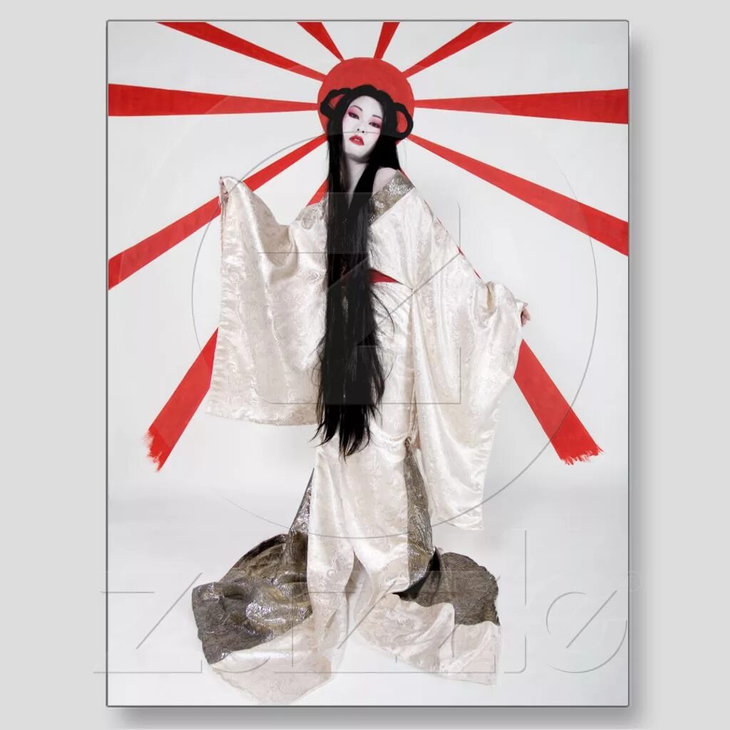 Бог развлечений. Японская богиня солнца Аматэрасу. Аматэрасу богиня солнца в Японии. Японская мифология богиня Аматерасу. Богиня солнца в синтоизме.