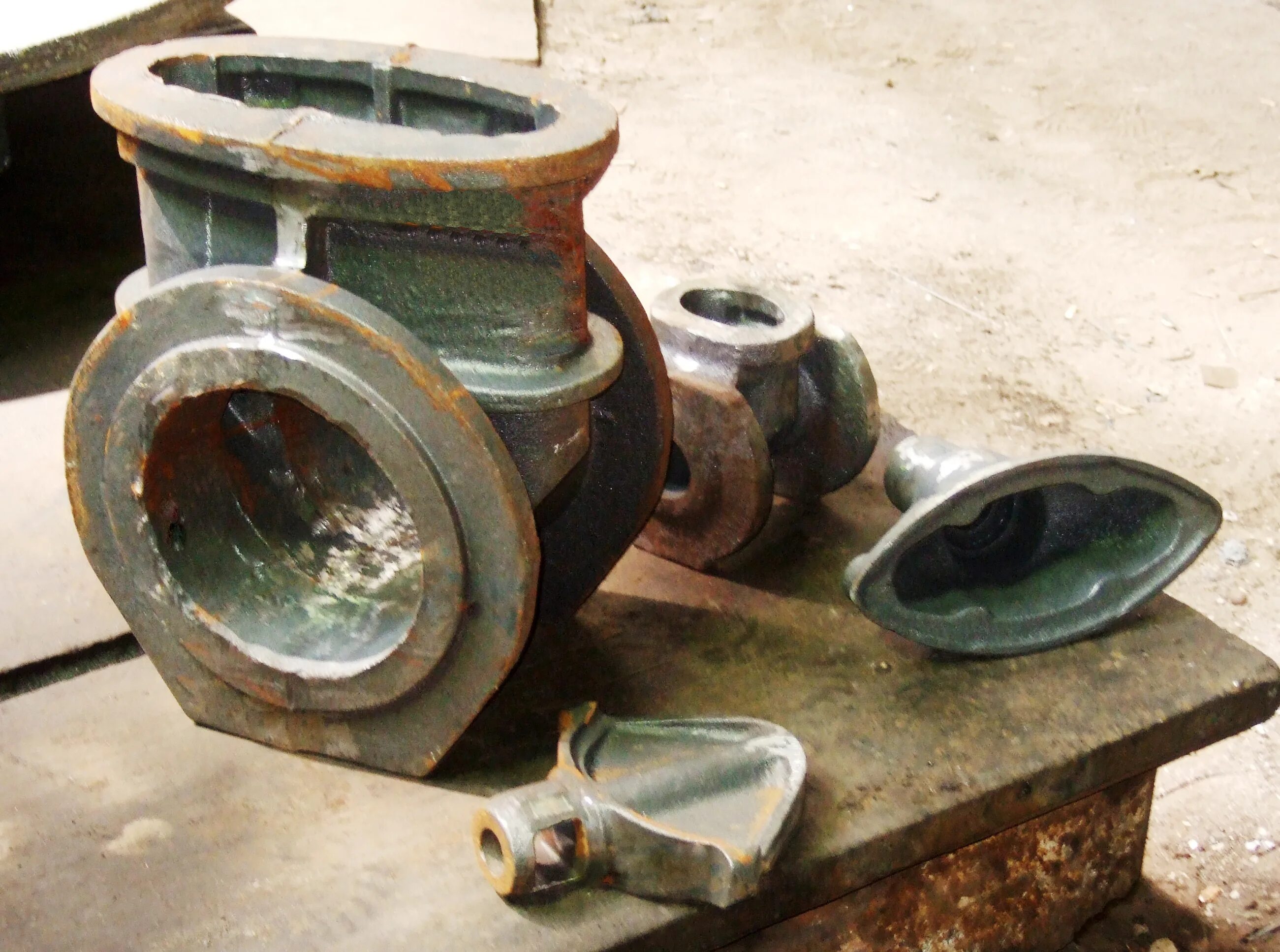 Каслинское литье народный промысел. Изделия художественного литья из чугуна каменского завода. Чугунное литье в прилагательном образованном. Литьё свердловского чугунолитейного завода. Визитница чугун.