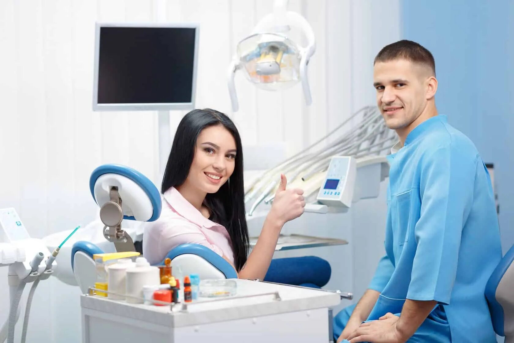 Стоматологи без работы. Сайт стоматологии. Стоматолог и пациент улыбаются. Довольный пациент у стоматолога. Улыбка стоматология.