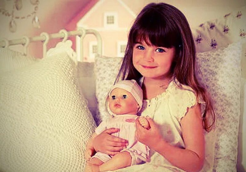 Кукла дочки матери. Куклы для девочек. Кукла дочка. Девочка с куклой в руках. Куклы Дочки матери.