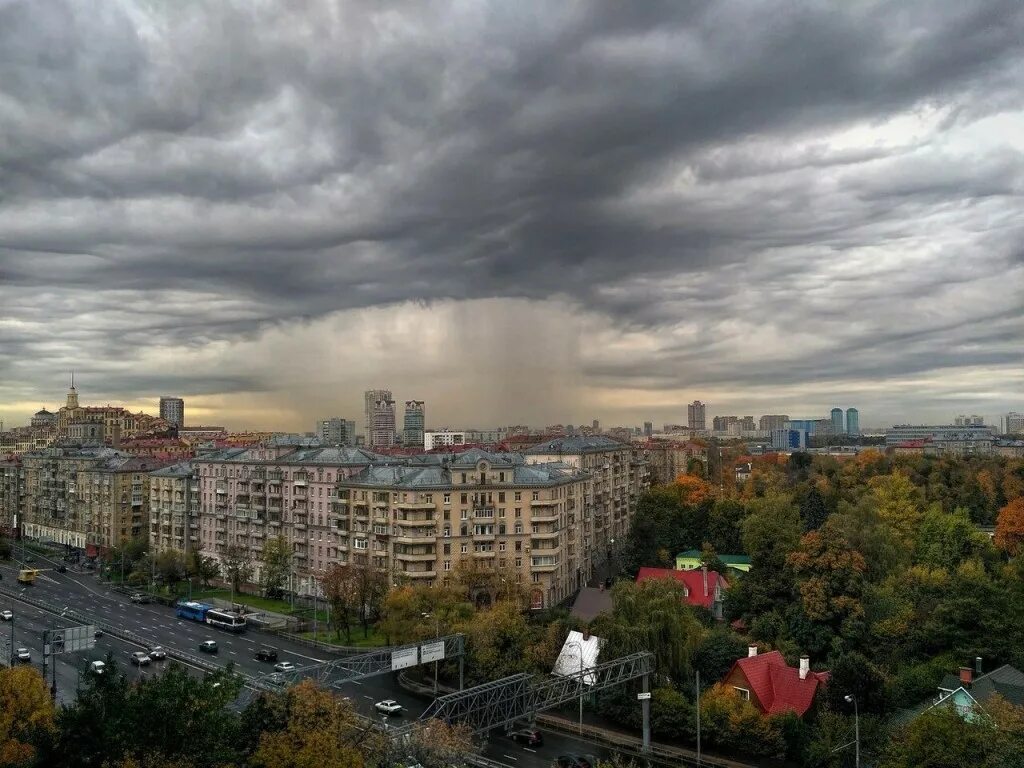 Московские облака. Облака над городом. Московское небо. Мамматус в москве. Облачность в москве.