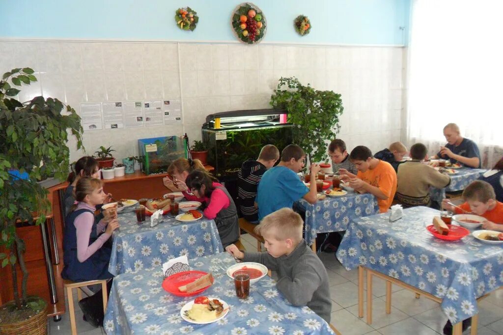 Обед в интернате. Обед в школьной столовой. Столовая в элитной школе. Интернаты питание. Столовая в интернате.