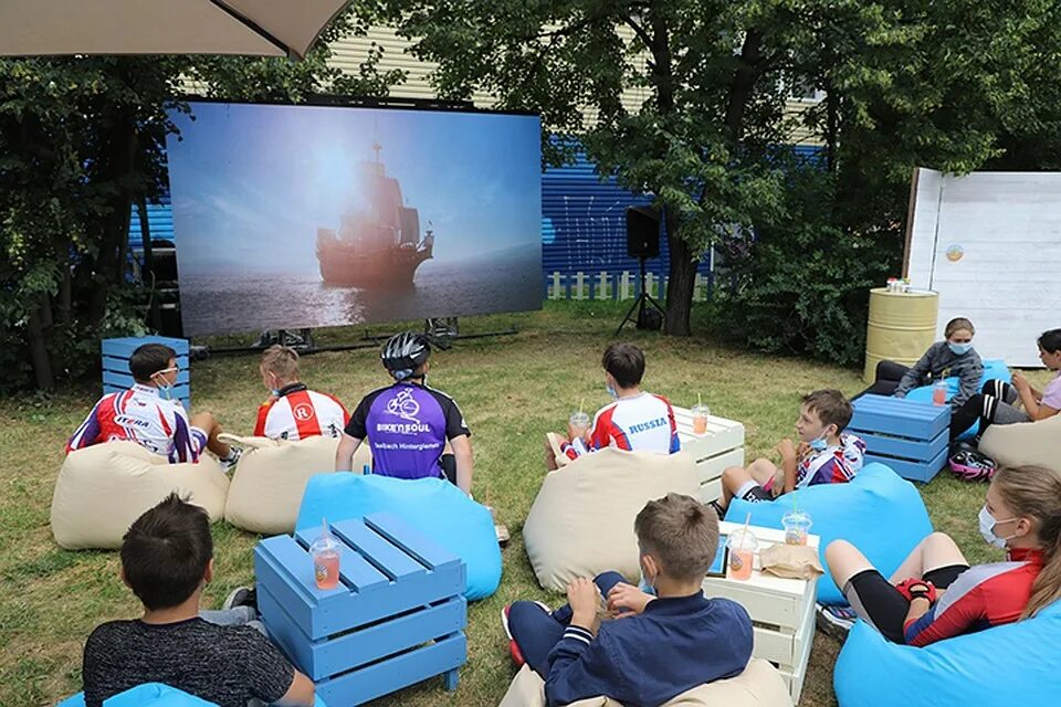 Куда сходить с ребенком в кемерово. Кузбасскино под открытым небом. кузбасскино летний кинотеатр. арт пространство кемерово. клумба кемерово арт-пространство.