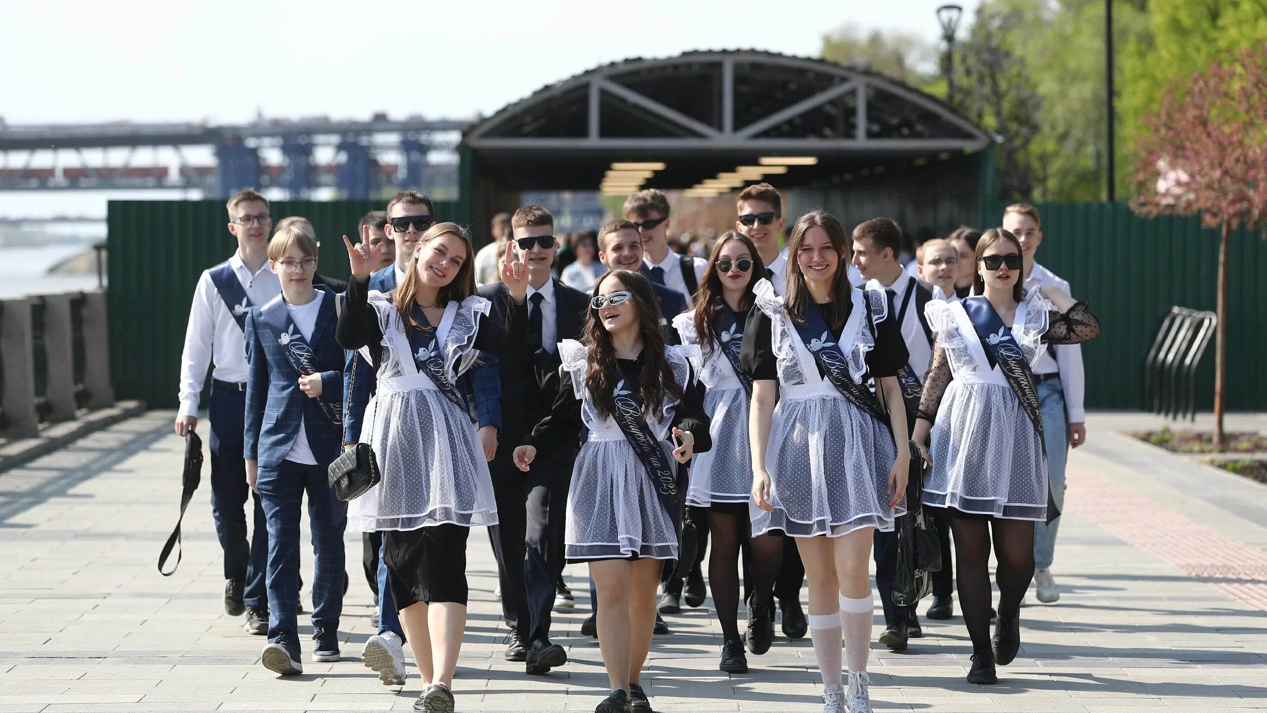 Самый последний звонок. Школьная форма на последний звонок. Выпускники в школьной форме. Фотосессия выпускников.