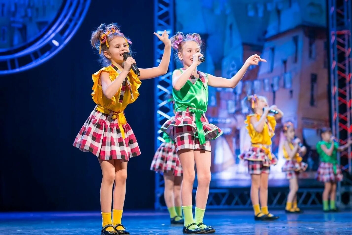 Детская музыка для выступления. Дети выступают в детском саду. Фон для детской школы искусств. Музыкальные конкурсы для детей. Дети выступают на сцене.