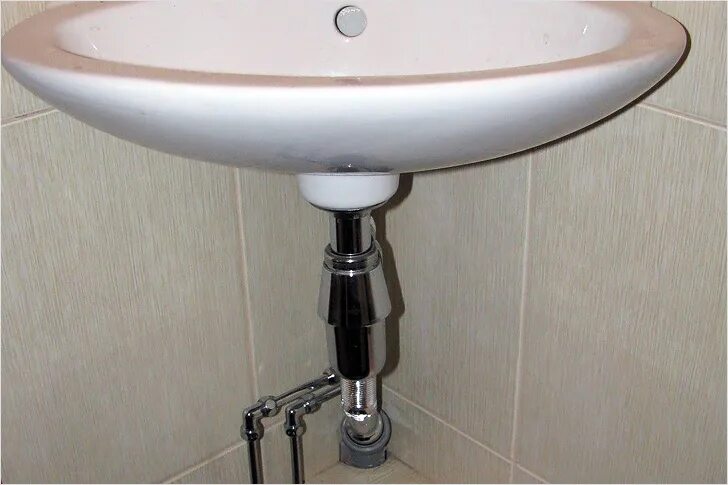 Подключить умывальник. Трубы водоснабжения под раковиной. Подвод воды к мойке на кухне. Труба для раковины. Подключить умывальник.