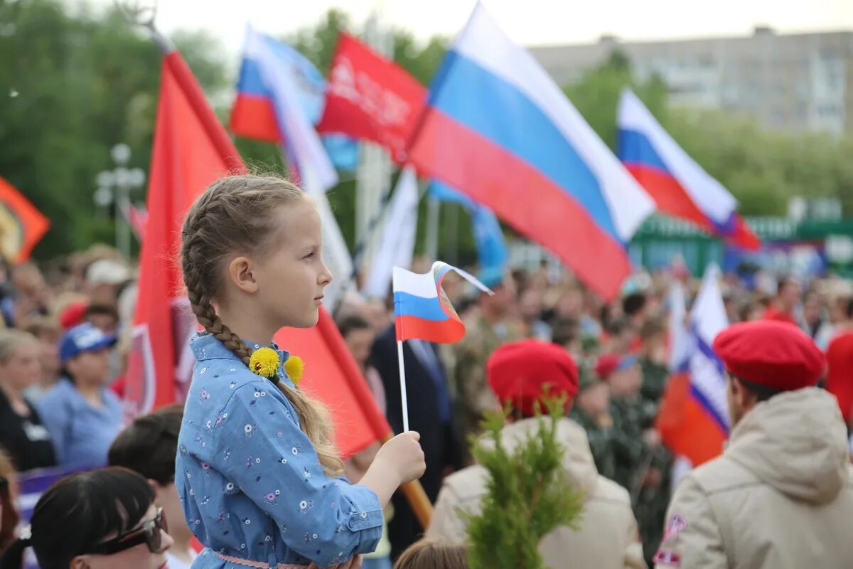 Поддержка России. Дети на митинге. Митинг акция в поддержку сво. Митинг с флагами России.