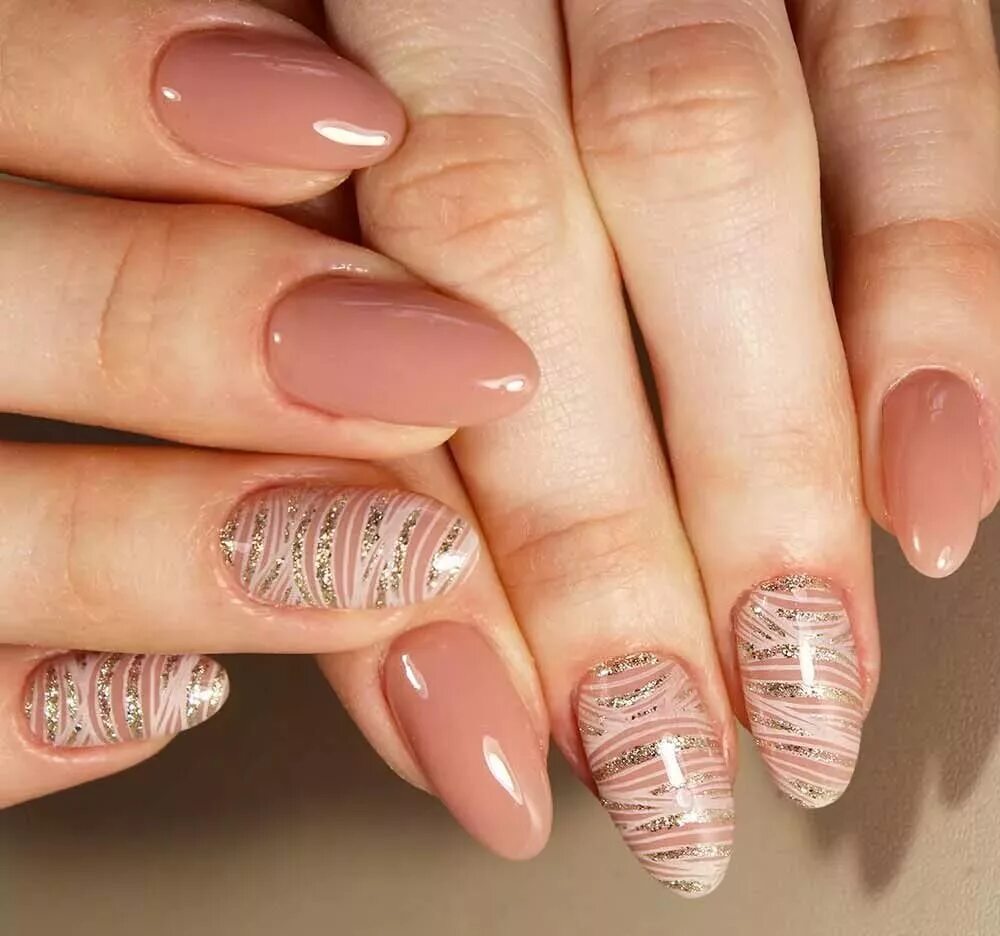 Взрослые дизайны ногтей. Маникюр осень 2022 нюдовый. Гелевые ногти. Красивые ногти. Маникюр в розово бежевых тонах.