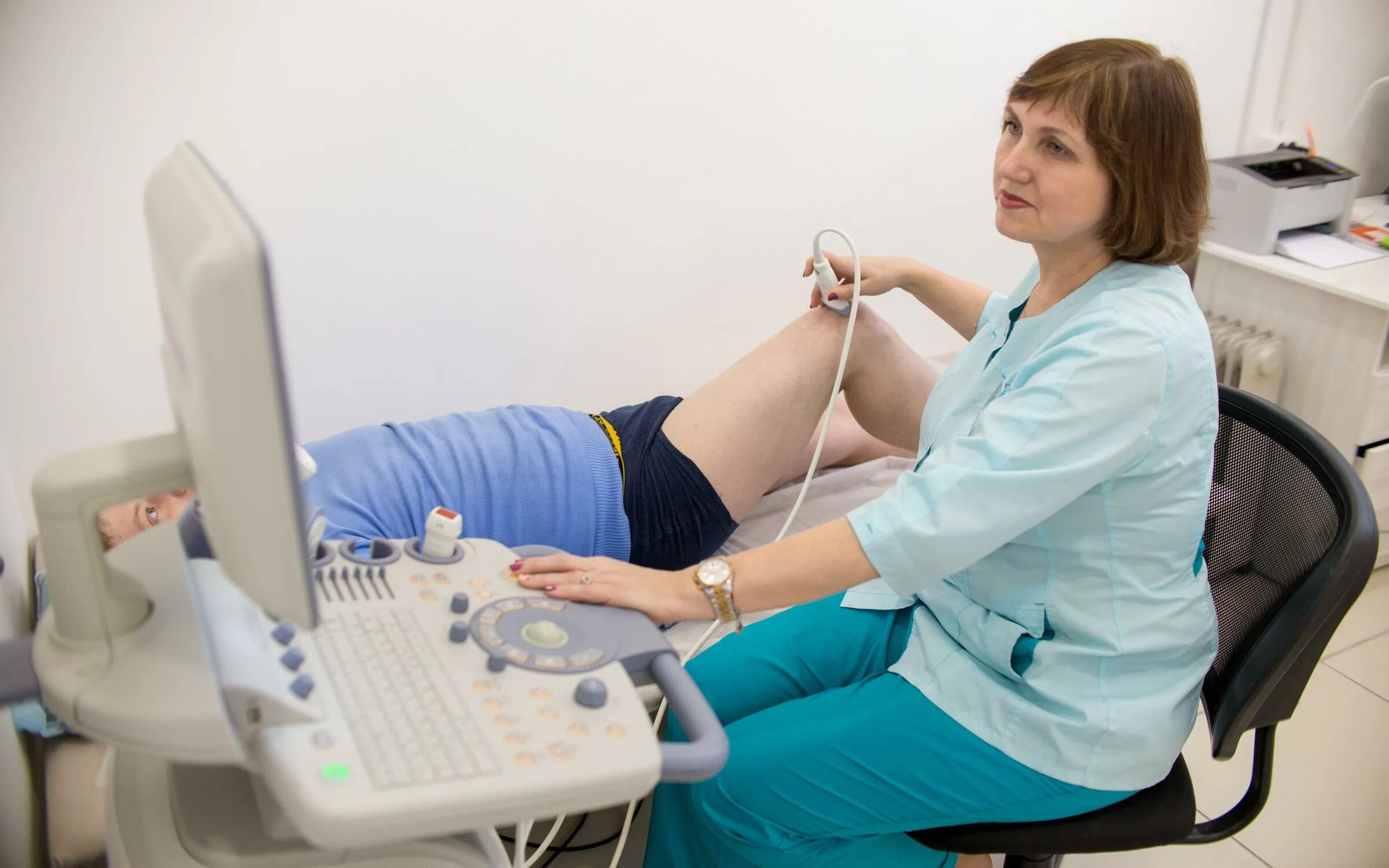 женщина на узи. ультразвуковое исследование. сколько стоит узи. узи реклама. Medison sonoace r3.