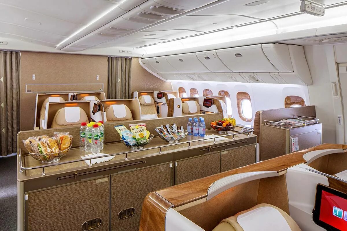 Класса бизнес можно на. 777 200lr Emirates салон. Бизнес класс Эмирейтс Боинг 777. Боинг 777 Эмирейтс салон. Boeing 777-200lr Emirates салон.