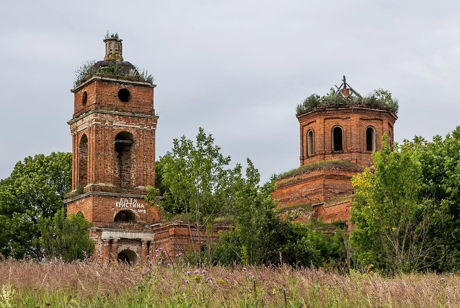 Вологодская область тульская область краснодарский край. Церковь в Тульской области село изволь. Церковь в селе изволь Алексинский район. Заброшенная Церковь в Иверке Тульской области. Заброшенный храм Николая Чудотворца село Поречье.