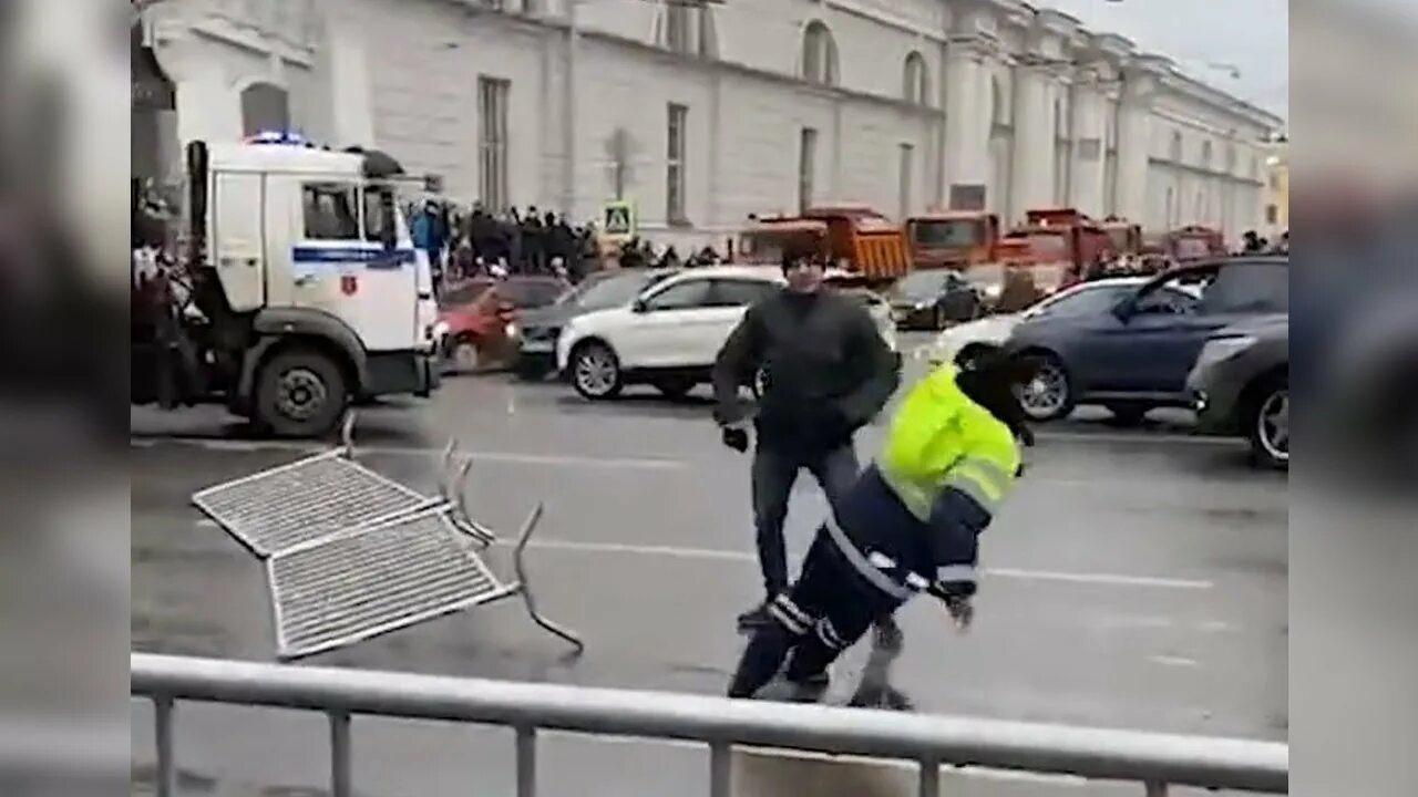 Нападение в петербурге. Ударил полицейского на митинге.