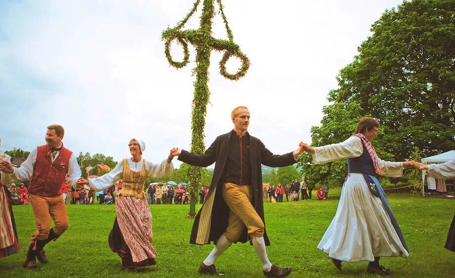 Обряд швеции. Мидсоммар в швеции. мидсаммер шведский праздник. midsommar праздник в швеции. праздник летнего солнцестояния в швеции.