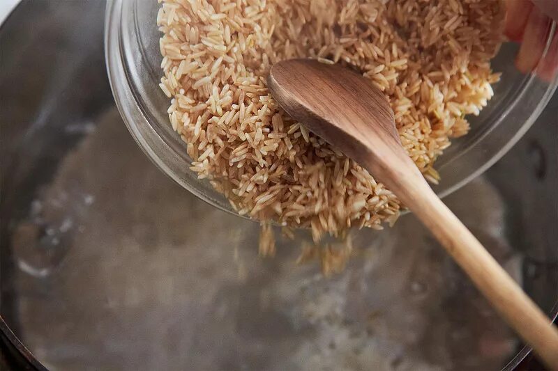 Как варить бурый. Бурый рис вареный. бурый рис вкусный. коричневый рис вареный. коричневый рис приготовленный.