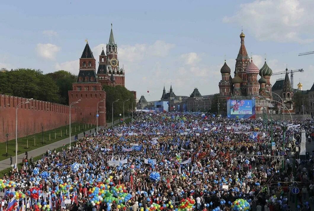 Москва красная площадь 1 мая. Демонстрация на красной площади 1 мая. Народ на красной площади. Толпа на красной площади. 12 июня 2012