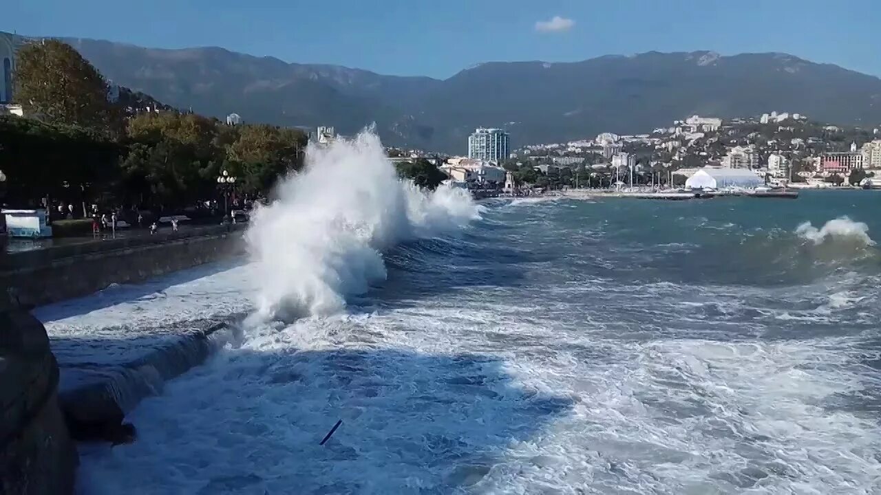 Ялта набережная сейчас. Ялта. Ялта naberezhnaya. Шторм в ялте сегодня. Ялта зима 2022.