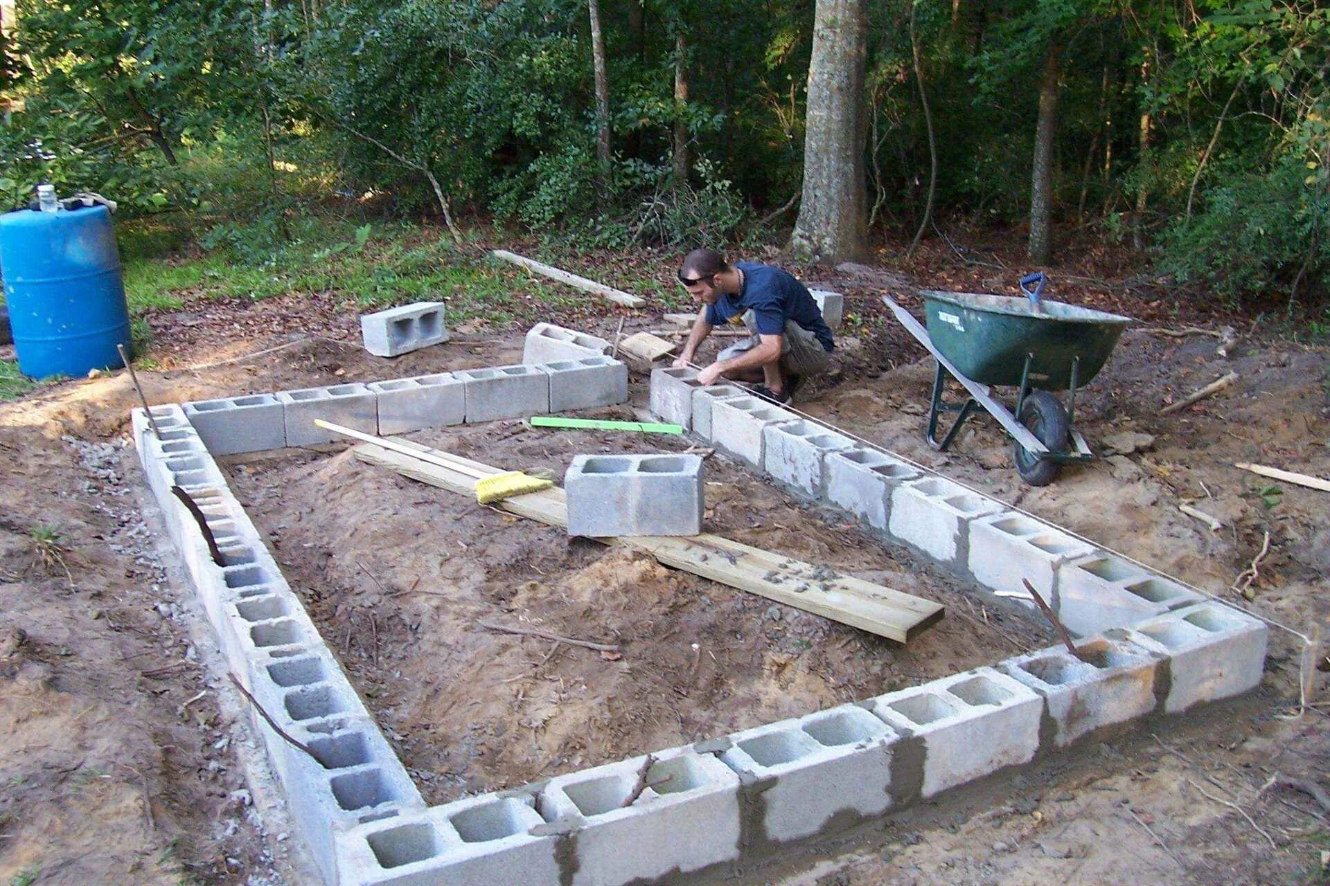 Построить фундамент на даче. Фундамент под сарай из блоков 20х20х40. Фундамент под дачный домик 4х6. Фундамент из шлакоблоков. Фундамент для дачи из блоков.