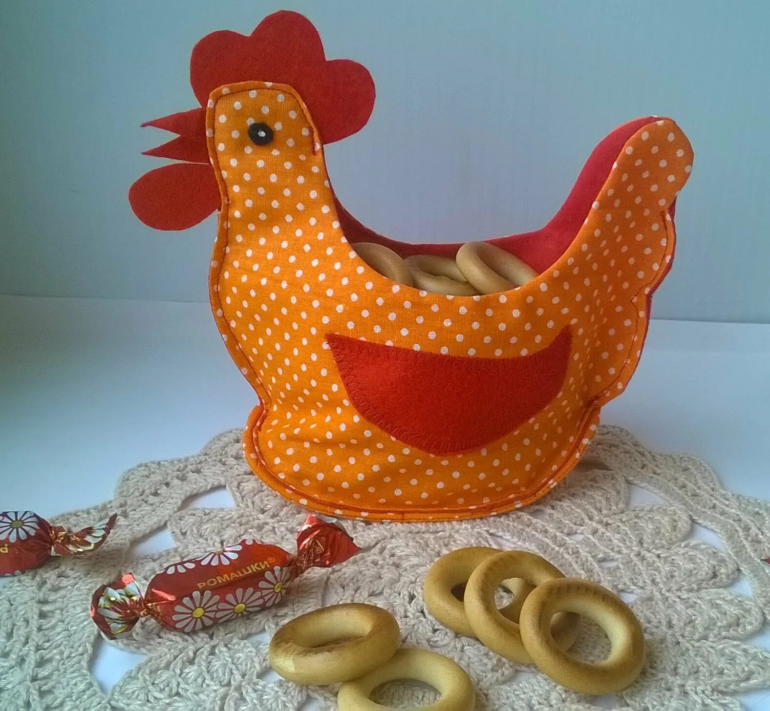 Поделки из ткани. Пасхальная корзинка курочка из фетра. Текстильные пасхальные курочки. Пасхальная курица из ткани. Пасхальная курочка тильда.