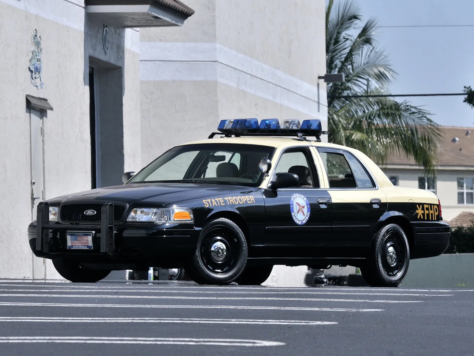 Полицейские машины в америке. Ford Crown Victoria Police Interceptor.