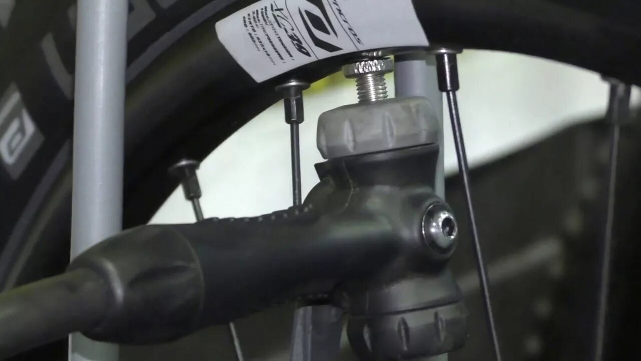 Как накачать велосипед с ниппелем. Ниппель для накачки воздуха амортизатора питбайка. Надутая камера для велосипеда. Велосипед TOPGEAR устройство для подкачивания колеса. Как накачать камеру велосипеда.