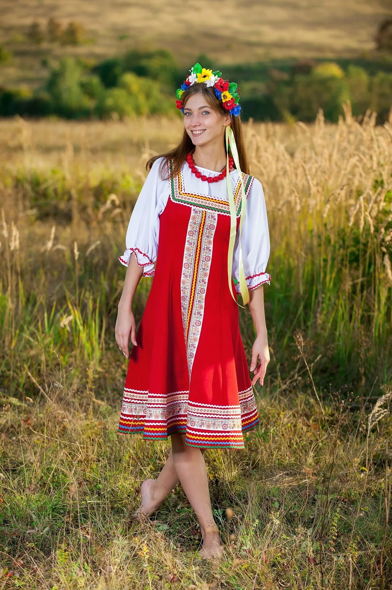 Девушка национальной одежде. Национальные костюмы. русская национальная одежда. девушка в народном костюме. девушка в русском национальном костюме.