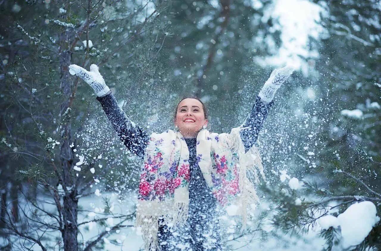 Человек радуется весне