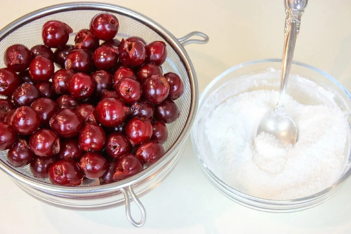 Начинка для торта из вишни. Вишня с крахмалом. Кондитерская вишня. Вишня с крахмалом. Ингредиенты для пирожков с вишней.