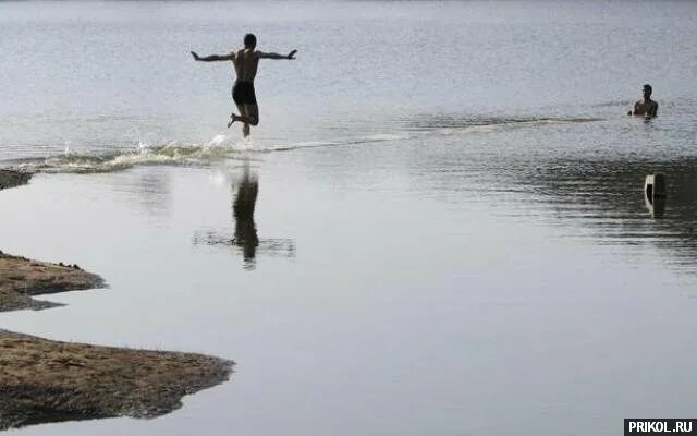 Идет по воде. Человек ходит по воде. Бежит по воде. Хождение по водам.