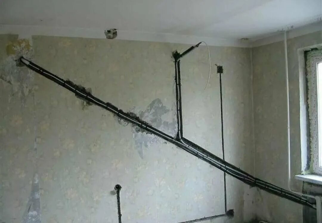 штробление под сплитсистему. штробление стен для прокладки трассы под сплит систему. прокладка трассы для кондиционера по потолку. закладка трассы под кондиционер. фреоновая трасса для кондиционера.