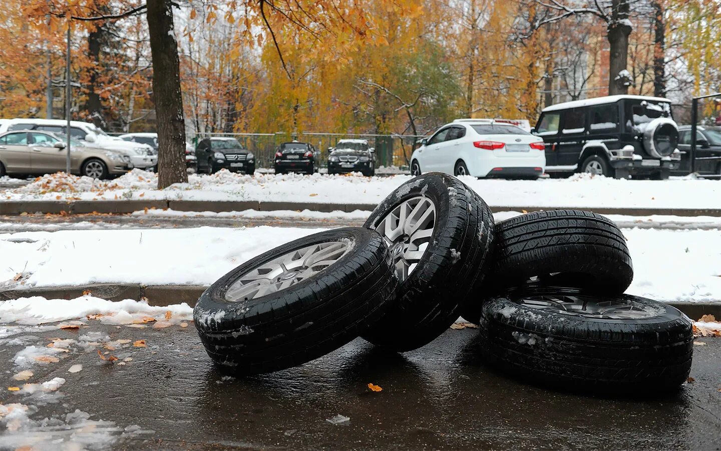 Смена зимних шин на летние. Зимние шины. Покрышка автомобильная. Резина автомобиля. Летняя и зимняя резина.