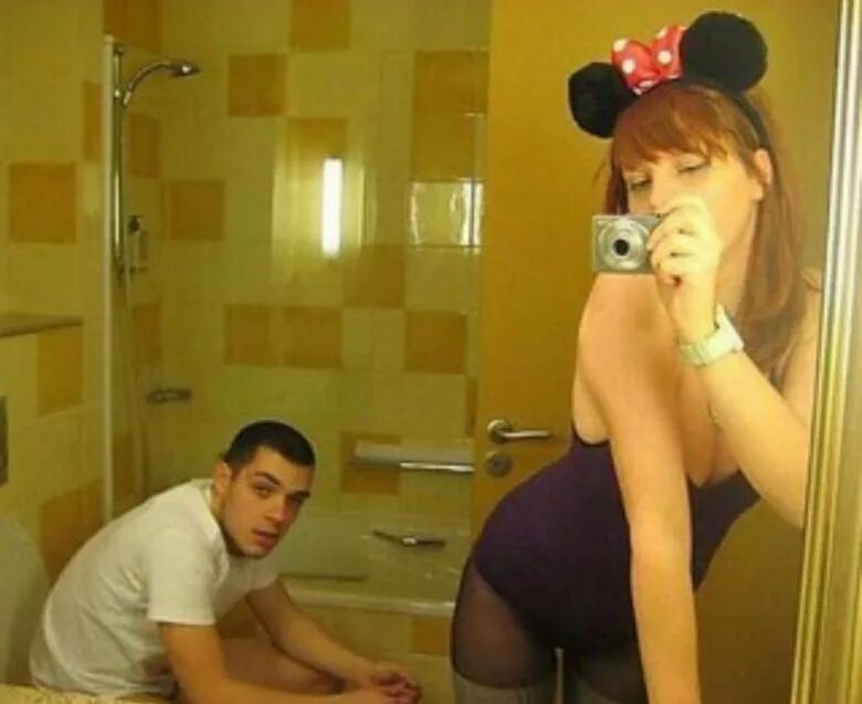Брат фоткает голую сестру