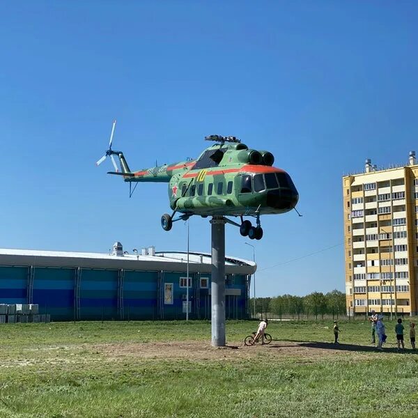 Ледовая Арена Южноуральск. Вертолет Южноуральск. Южноуральск вертолет памятник. Южноуральск космический сквер.