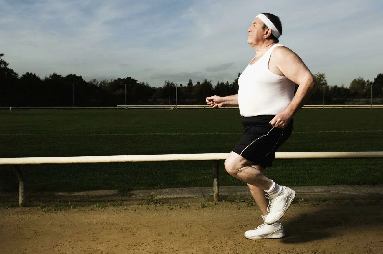 Толстой занимается спортом. Жирный на пробежке. Толстый человек бегает. Полный человек на пробежке. Толстый человек на пробежке.