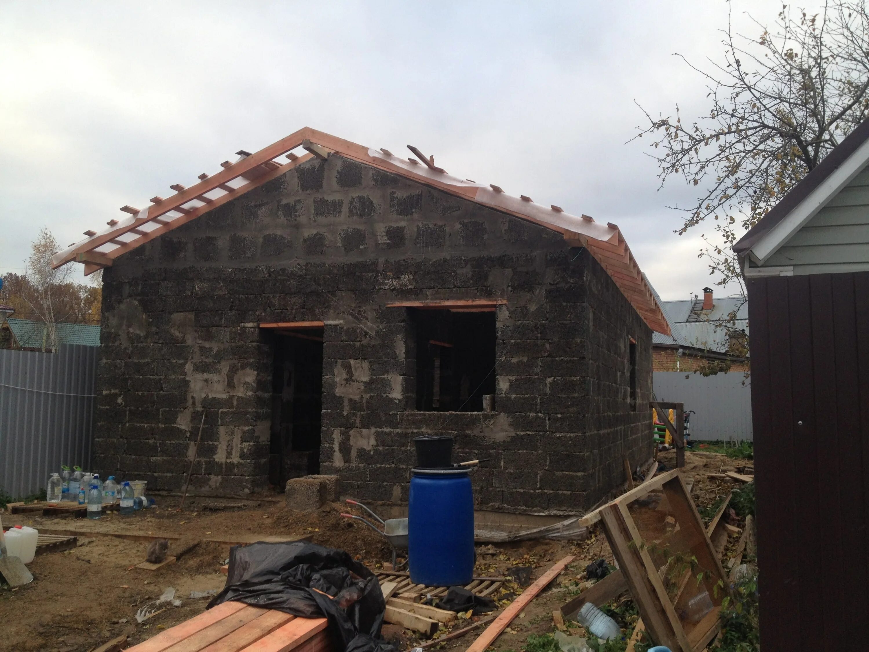 Баня из арболита. Баня из монолитного арболита. Армопояс бессер блок. Баня из арболита. Дом 110 кв из арболита.