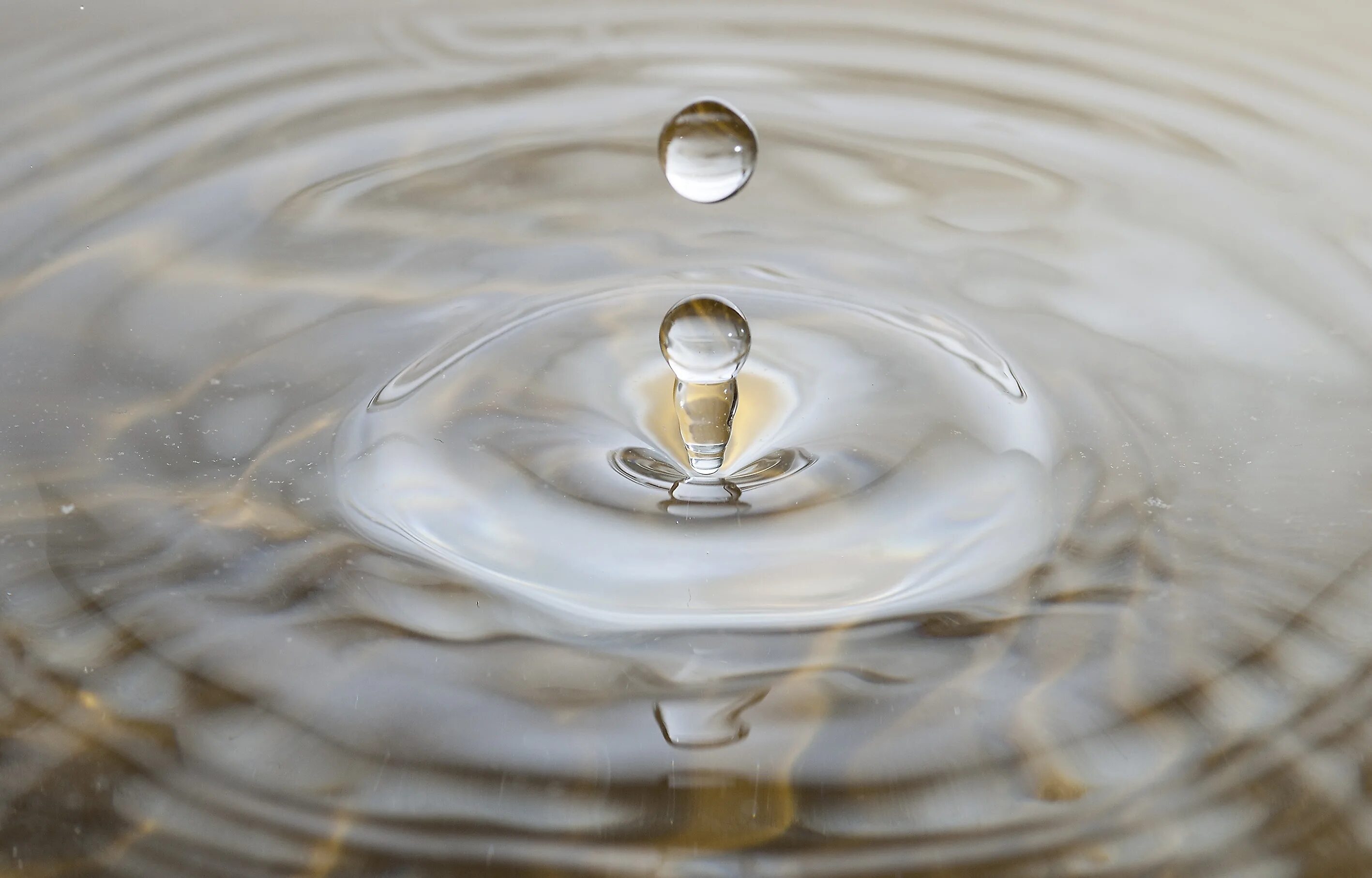 Капля падает в воду. Капля чистой воды. Капля в стакан. Капля воды падает в воду.