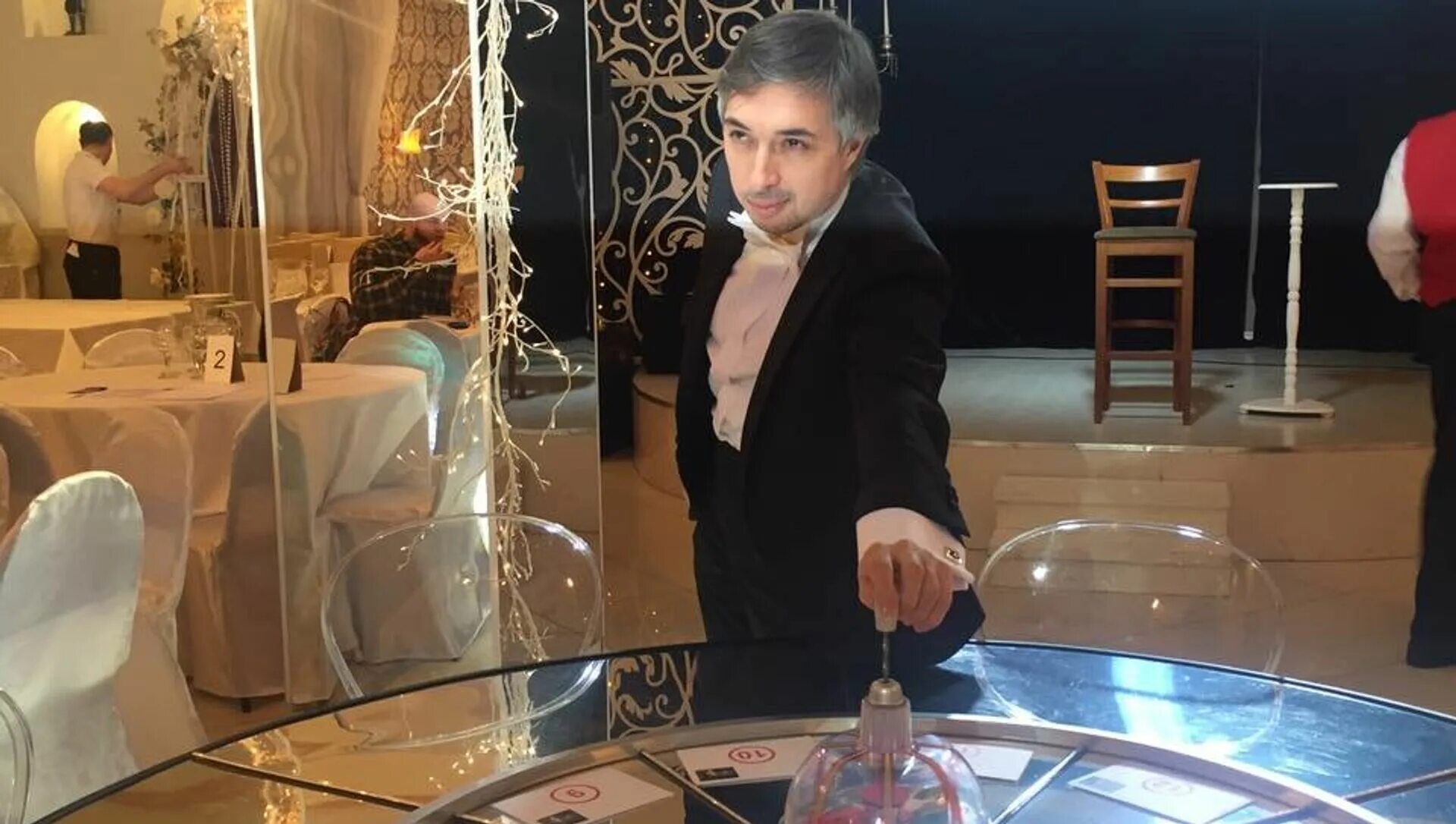 Ровшан аскер. Ровшан аскеров. ровшан аскеров с совой. ровшан аскеров фото. ровшан аскеров игры разума.