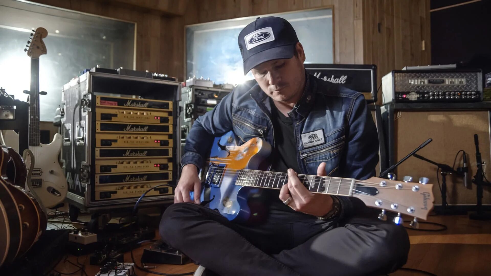 Tom delonge. Гитара tom delonge. гитарист блинк 182. tom delonge signature es-333.