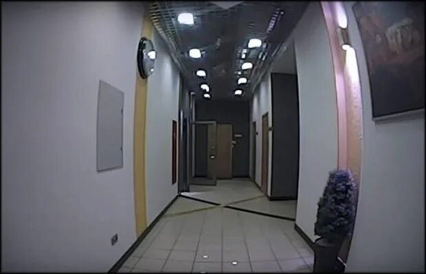 Камера видеонаблюдения в подъезд. Видеокамера в коридор. Захламление общего коридора. Открытая дверь в подъезде. Камера видеонаблюдения на дверь в квартиру входную.