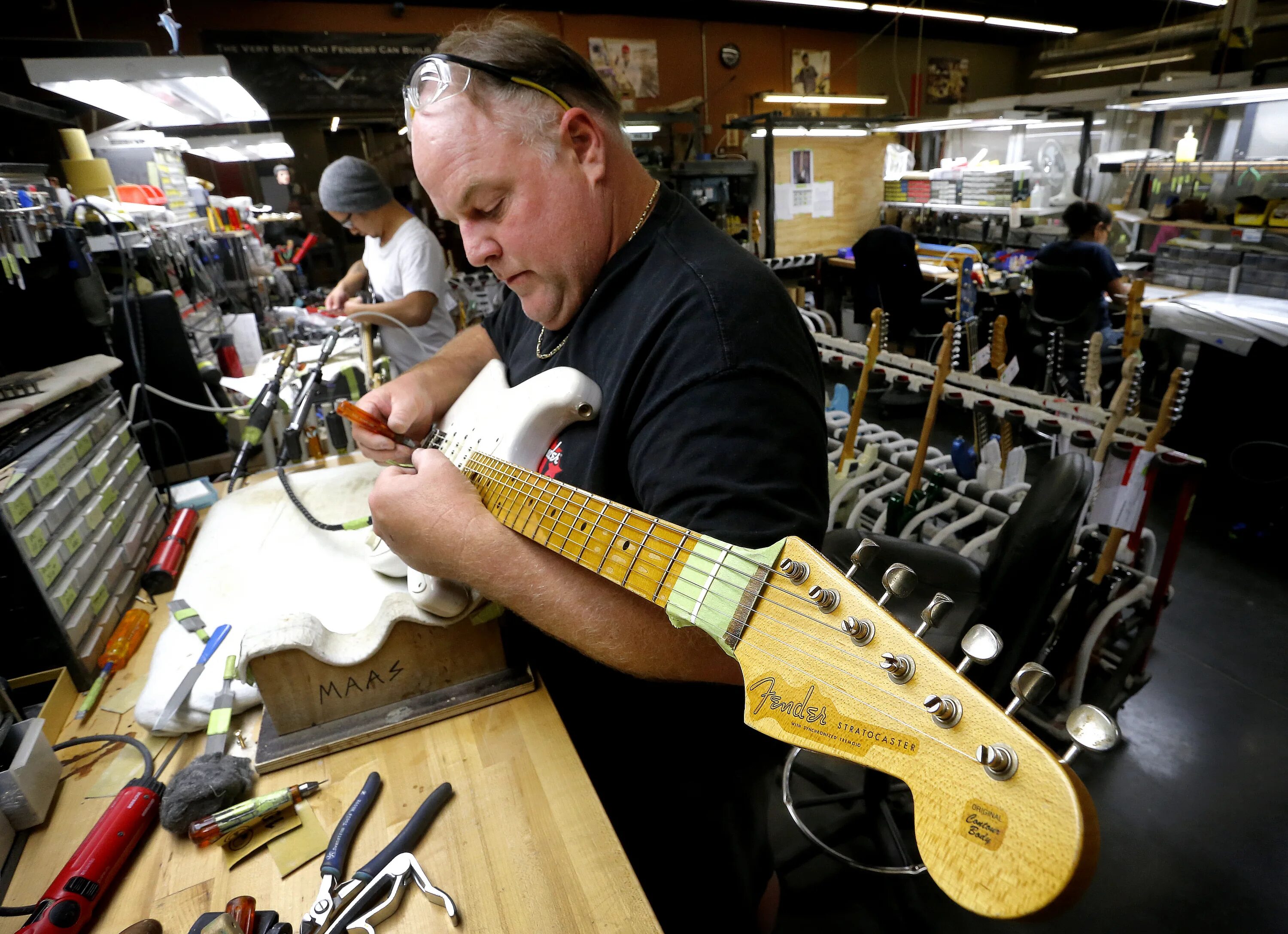 Мир музыки гитара. Fender Stratocaster гитаристы. Fender 60 годов. Джимми Хендрикс стратокастер. Fender Stratocaster Corona California.