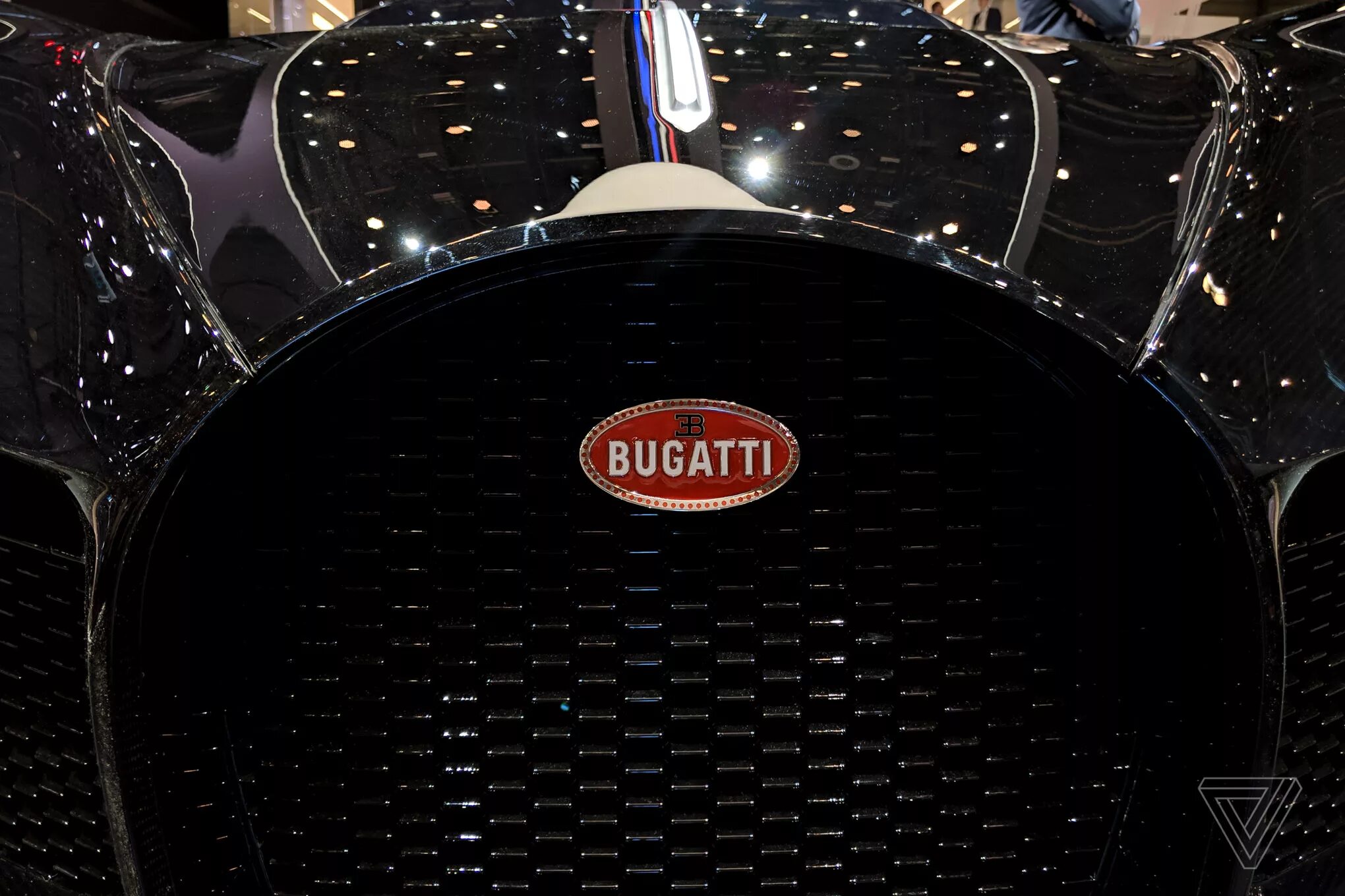 Bugatti la noire цена. Бугатти войтуре Нойре. Bugatti la voiture noire салон. Bugatti voiture noire салон.