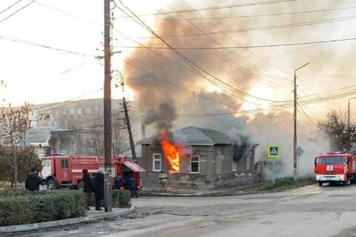 Что творится в таганроге. Пожар в Таганроге. Пожар в Ростове на Таганрогской. Пожар в Таганроге вчера. В Таганроге загорелся дом.