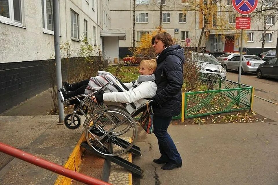 Коляска для инвалидов. Дом инвалидов. Инвалиды в России. Жилье для инвалидов.