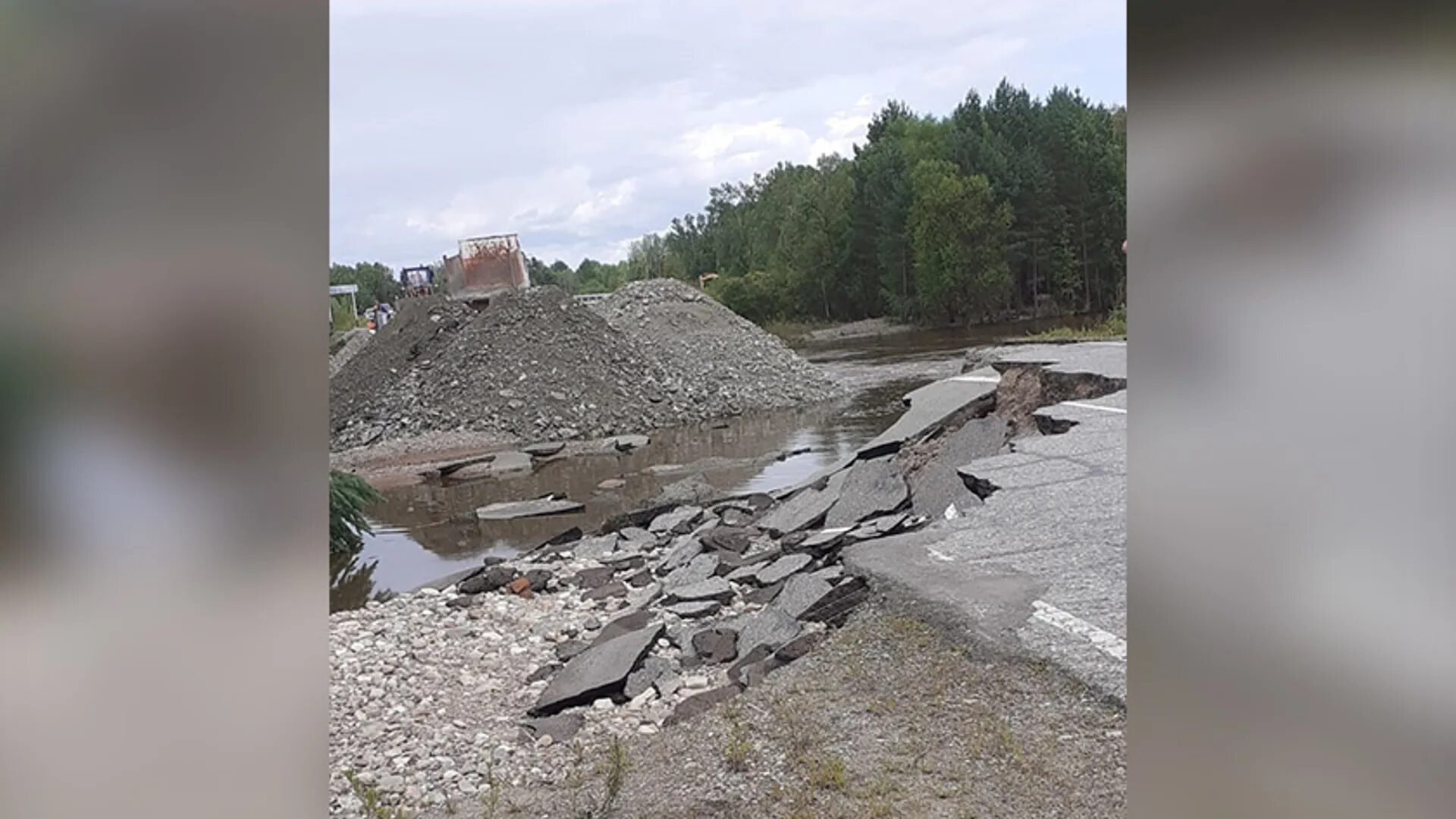 Достали ли горняков в амурской области. Мост Зея Тыгда наводнение 2022. Наводнение в Амурской области 2022. Зея Амурская область наводнение. Трасса Тыгда Зея.