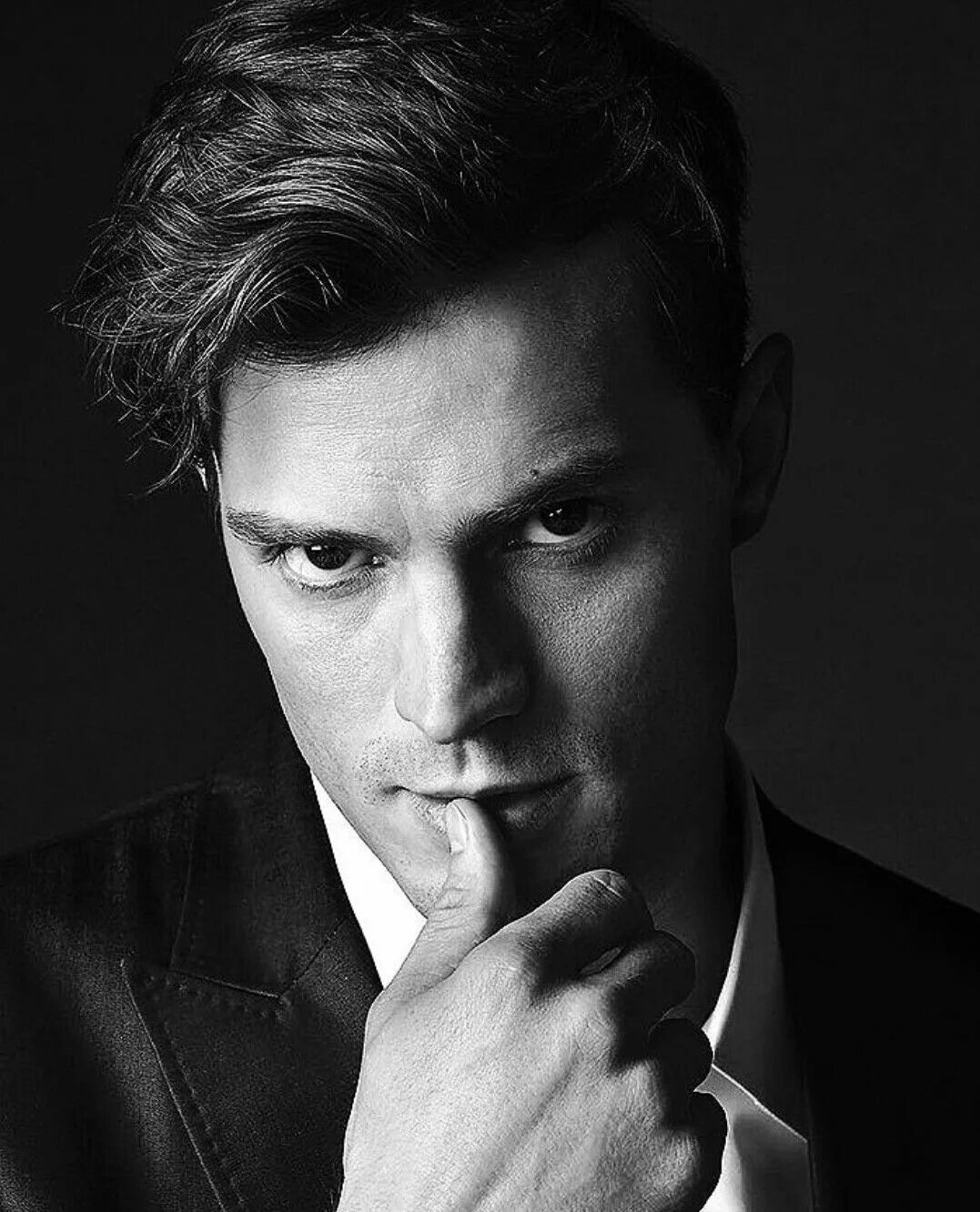 Кристиан грей 50 оттенков серого. Грей из 50 оттенков. Кристиан грей 50 оттенков. Грей из 50 оттенков серого. Кристиан грей 50 оттенков.