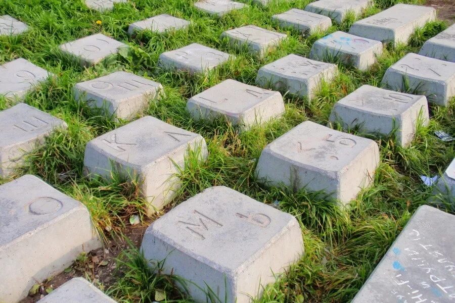 Памятник клавиатуре из какого материала. Памятник клавиатуре екатеринбург. достопримечательности екатеринбурга памятник клавиатуре. памятник клавиатуре автор проекта памятника. место расположения памятника клавиатуре.
